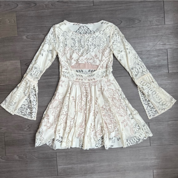 Free People Lover’s Folk Song Dress in Cream Boho Lace Bell Sleeve Dress Size 2 - Picture 8 of 8